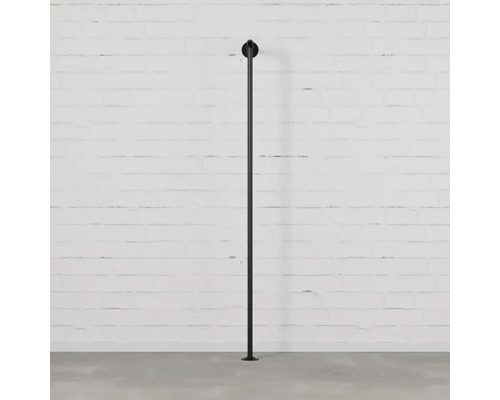 Schwarze Kleiderstange vor einer Wand