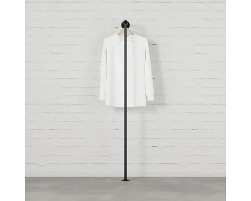 Kleiderständer mit einem aufgehängten Hemd vor einer Wand