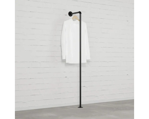 Schwarze Kleiderstange aus Metall mit einem Hemd an der Wand montiert