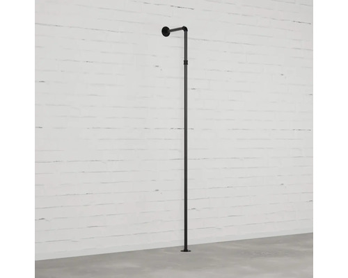 Schwarze Kleiderstange aus Metallrohr an einer Wand