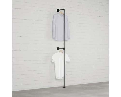 Freistehende Kleiderstange aus Metallrohr mit zwei Hemden an der Wand