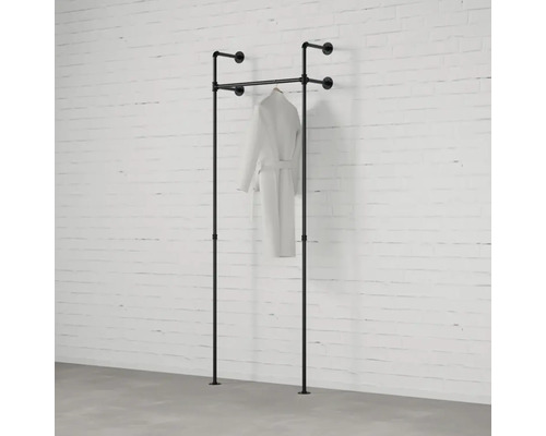 Freistehende Kleiderstange mit Bademantel vor einer Wand
