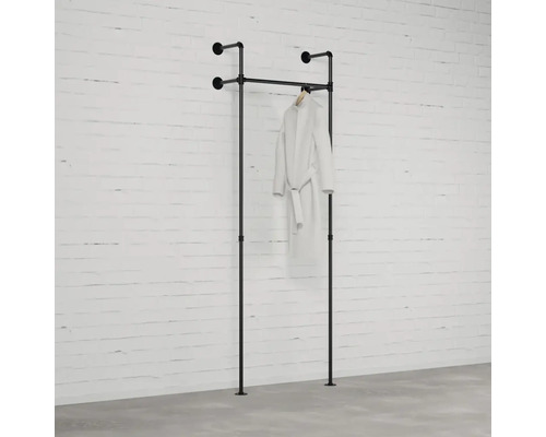 Schwarzer Kleiderständer aus Metall mit Mantel