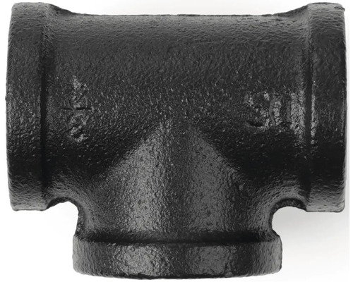 Schwarzes T-Stück für die Installation von Rohren.