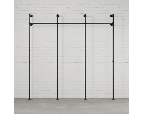 Kleiderständer aus Rohren vor einer Wand