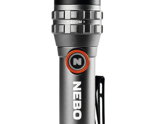 Detailansicht einer Nebo Taschenlampe mit Zoomfunktion und Nebo Logo.