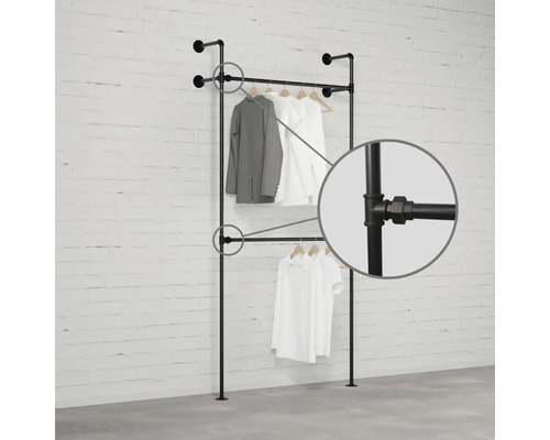 Freistehende Kleiderstange aus Metallrohren mit Kleidung