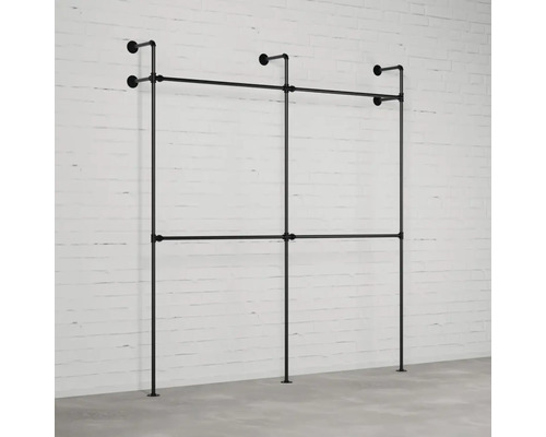 Schwarze Kleiderstange aus Rohren zur Wandmontage.