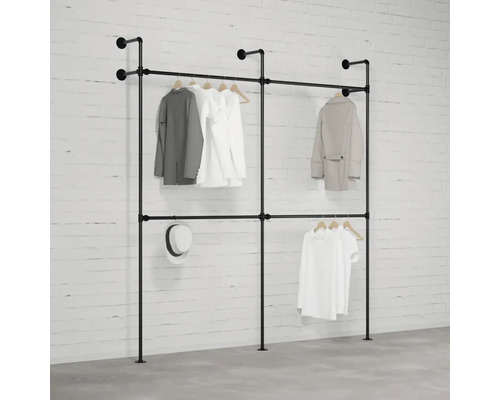 Kleiderständer aus Rohren mit mehreren Kleidungsstücken