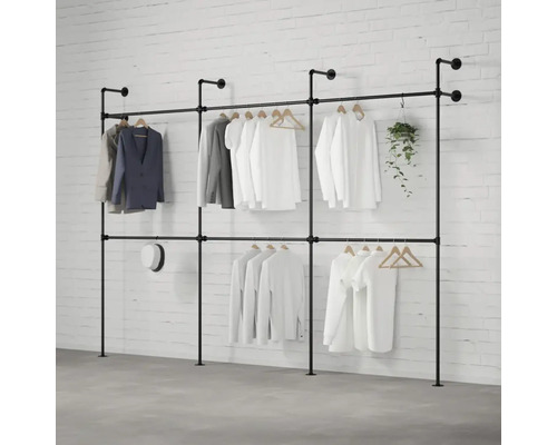 Schwarzes Rohr Kleiderständer System mit Kleidung