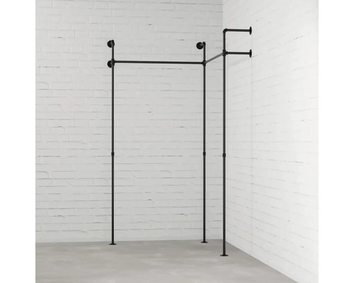 Kleiderständer aus Metallrohren vor einer Wand