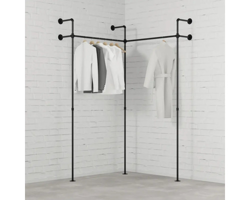 Eckkleiderständer aus Metallrohren mit daran hängender Kleidung