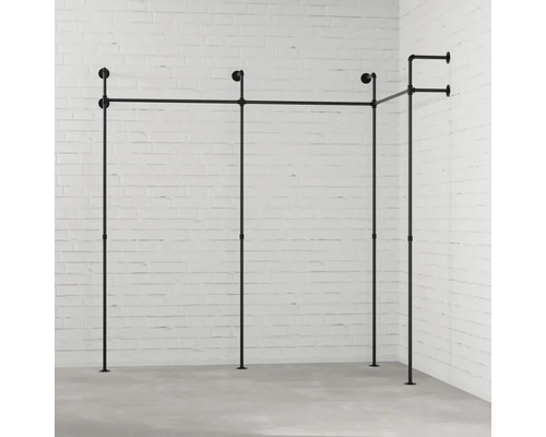 Schwarzes Garderobensystem vor einer weißen Ziegelwand