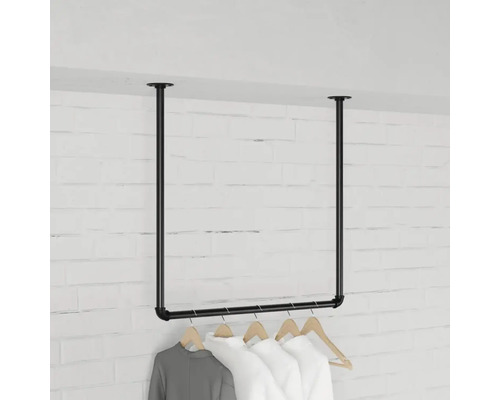 Deckenmontierte Kleiderstange mit Kleidung an Holzbügeln.