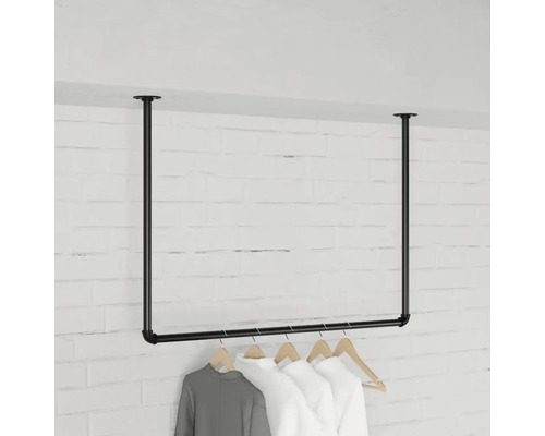 Schwarze Kleiderstange aus Metall zur Deckenmontage mit daran hängenden Kleidungsstücken.