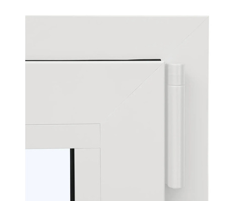 Detailansicht eines weißen Fensters mit Fensterbeschlag