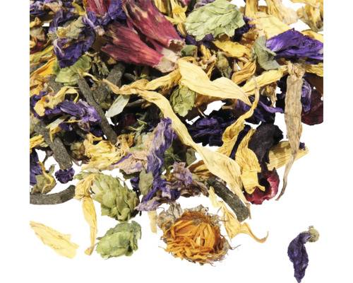 Getrocknete Teeblätter und Blüten für Kräutertee