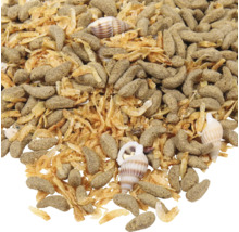 Nahaufnahme von Fischfutter-Pellets und getrockneten Garnelen