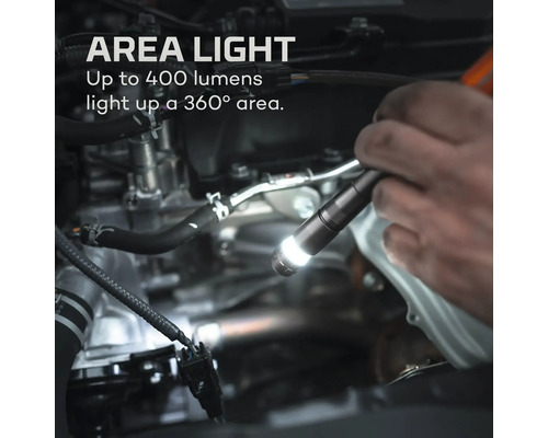 Eine Hand hält eine LED-Arbeitsleuchte im Motorraum eines Fahrzeugs.