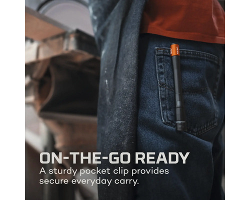 Taschenlampe mit Clip in einer Hosentasche