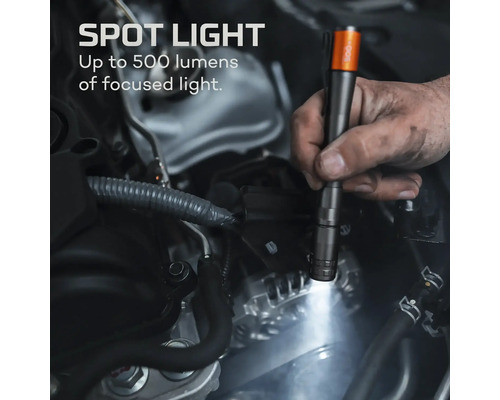 Eine Hand hält eine Inspektionslampe über einen Automotorraum.