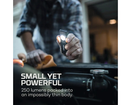 Eine Person hält eine Nebo Slim Taschenlampe über einen Motorraum.