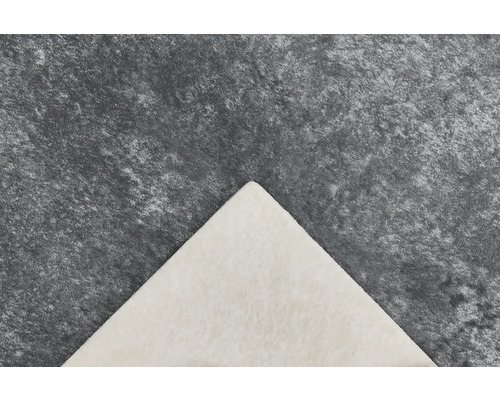 Nahaufnahme einer hellen Fliese auf dunklem Steingrund