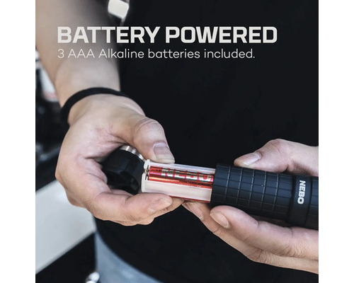 Eine Person legt drei alkalische AAA-Batterien in eine Taschenlampe.