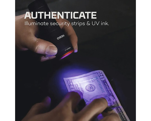 Eine UV-Taschenlampe leuchtet auf einen Geldschein zur Echtheitsprüfung.