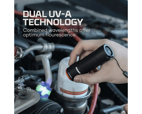 Hand hält UV-A-Taschenlampe zur Fluoreszenzprüfung an einem Automotor