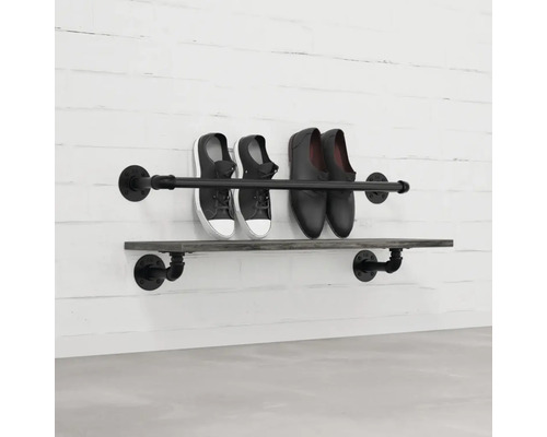 Schuhregal mit Holzbrett und Metallrohren zur Wandmontage
