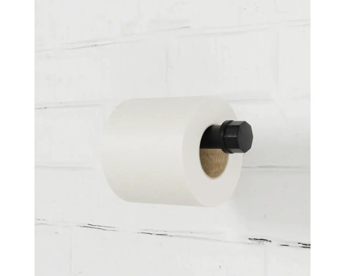 Toilettenpapierhalter mit Toilettenpapier an einer Wand