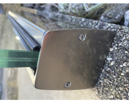 Detailansicht einer Glasgeländerbefestigung aus Metall mit Schrauben