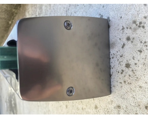 Detailansicht eines Glasgeländerhalters mit Schrauben