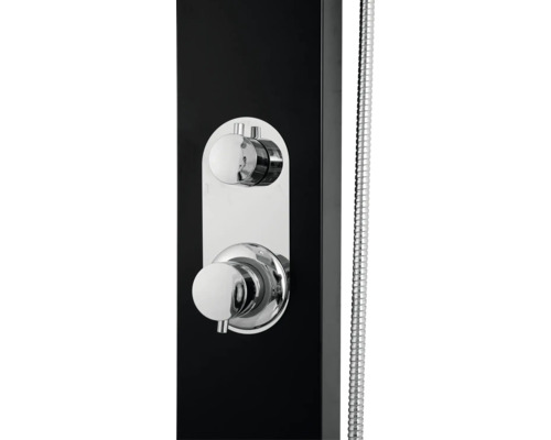 Duschpaneel mit Reglern und Brauseschlauch