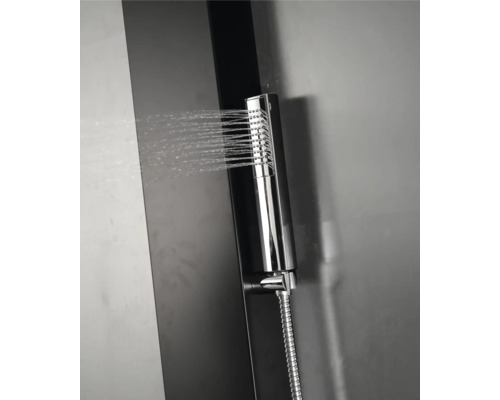 Duschpaneel mit Handbrause und fließendem Wasser