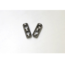 Zwei Metallverbinder mit jeweils drei Löchern