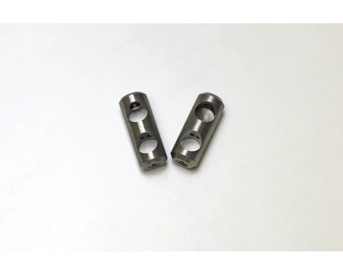 Zwei Metallverbinder mit jeweils drei Löchern