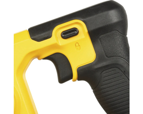 Detailaufnahme einer Säge mit Auslöser und Sperrknopf