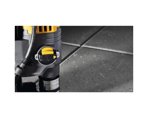 Nahaufnahme einer Bohrmaschine auf Betonplatten