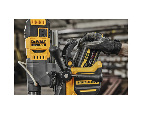 Dewalt Magnetbohrmaschine mit eingesetztem Akku