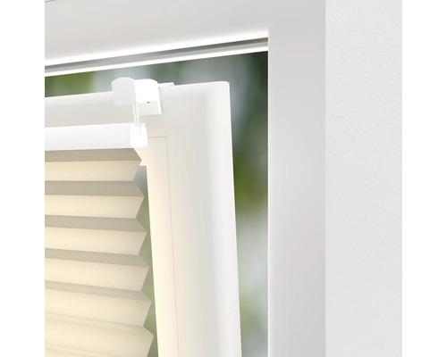 Detailansicht einer Plisseeanlage am Fenster mit Bedienelementen