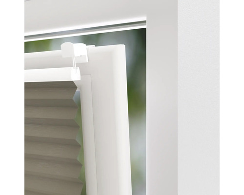 Detailaufnahme eines Plissees am Fenster