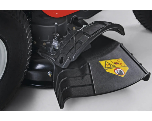 Detailansicht eines Rasentraktors mit Sicherheitsaufklebern