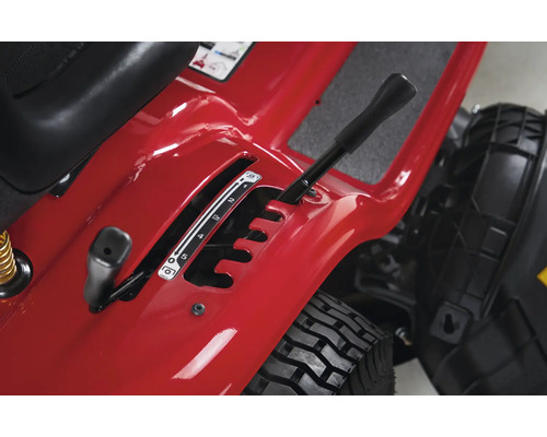 Nahaufnahme des Getriebes eines Rasentraktors