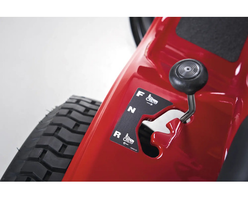 Detailansicht des Ganghebels eines Rasentraktors