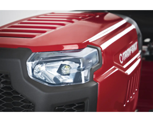 Nahaufnahme des Scheinwerfers eines Rasentraktors der Marke Troy-Bilt