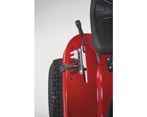 Detailansicht eines Rasentraktors mit Schalthebel und Reifen