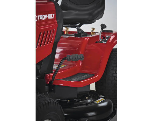 Detailansicht eines Rasentraktors mit Sitz, Bedienelementen und Reifen.