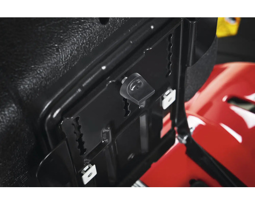 Detailansicht eines Rasentraktorsitzes mit Sitzverstellung